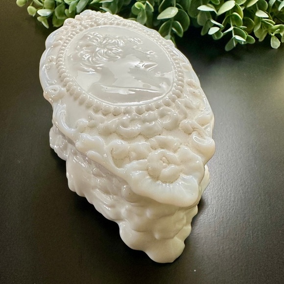 FOSTORIA, JENNY LIND, PRESSED, MILK GLASS, CAMEO, PIN BOX WITH LID. - Picture 2 of 14